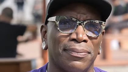 SEPULTURA's DERRICK GREEN Blasts 'Greedy' Venues For Taking 'Absurd Percentages' Of Bands' Merchandise Sales